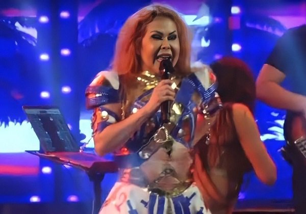Após inchaço no corpo, Joelma é internada em hospital de São Paulo