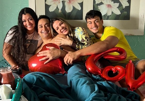 Xanddy comemora aniversário com a família em Búzios