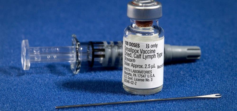 Após mais de 900 casos de varíola, UE compra 110 mil doses de vacina