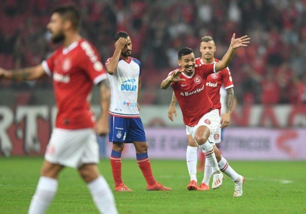 Bahia leva 3 a 1 do Inter com gol duvidoso e participação do VAR