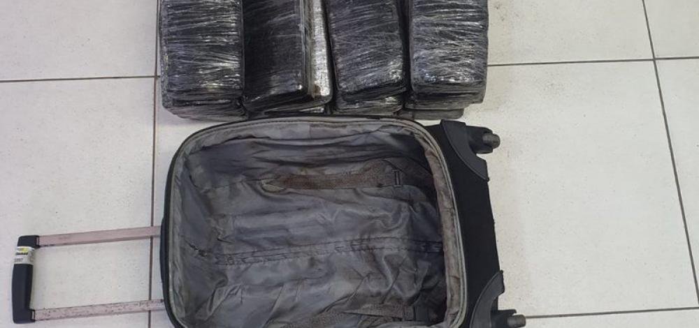 Mulher é flagrada com 14 tabletes de maconha em mala na Rodoviária de Salvador