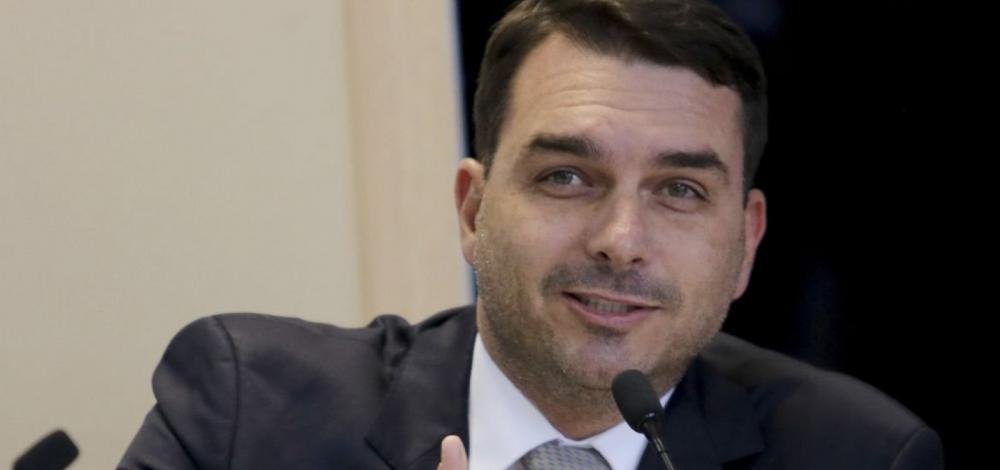 Filho de Bolsonaro entra em campo para tentar impedir CPI do MEC