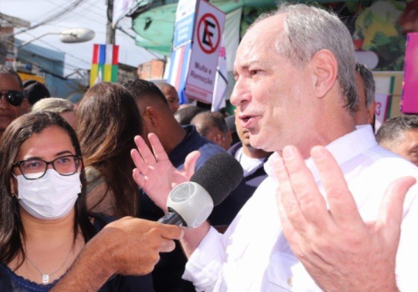 Ciro Gomes torce o pé e sai do desfile do 2 de Julho mais cedo