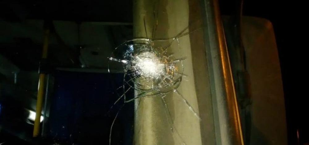 Em dia de greve geral, ônibus do sistema complementar são apedrejados