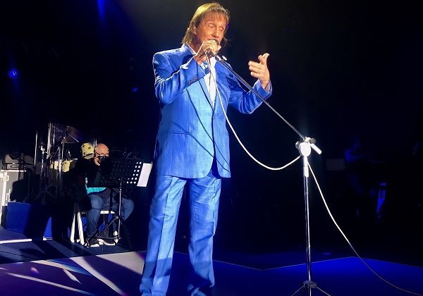 Vídeo: Roberto Carlos se irrita em show e manda fã calar a boca