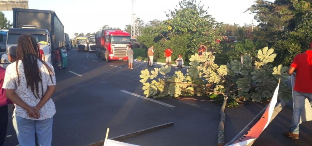 Greve Geral: manifestantes fecham rodovias em Camaçari 