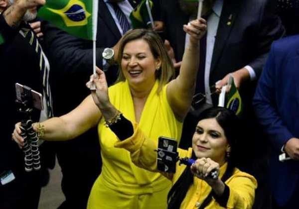Ex-aliadas, Dayane e Joice pedem impedimento de Bolsonaro após novos ataques à eleição