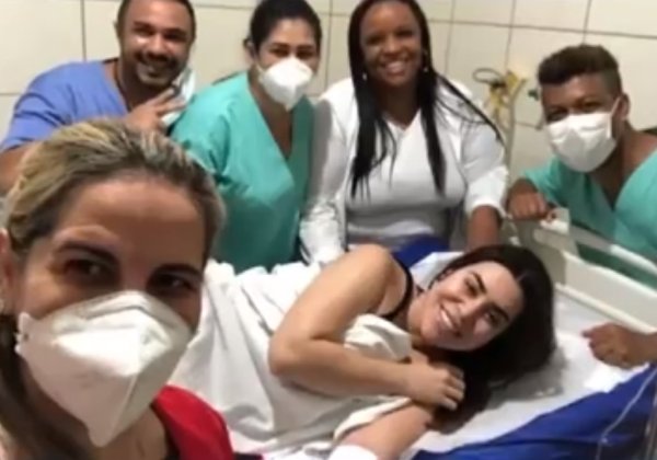 Com dor de estômago, Naiara Azevedo é hospitalizada em Brumado