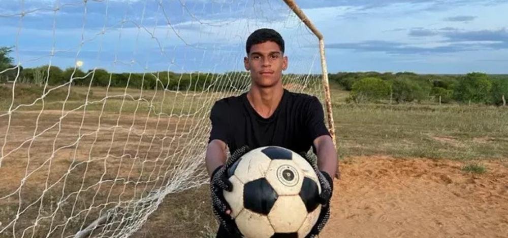 Agenciado por Falcão, Luva de Pedreiro comemora maior contrato de sua carreira