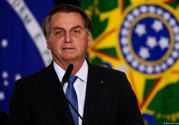 Bolsonaro ironiza carta pela democracia e escreve manifesto no Twitter
