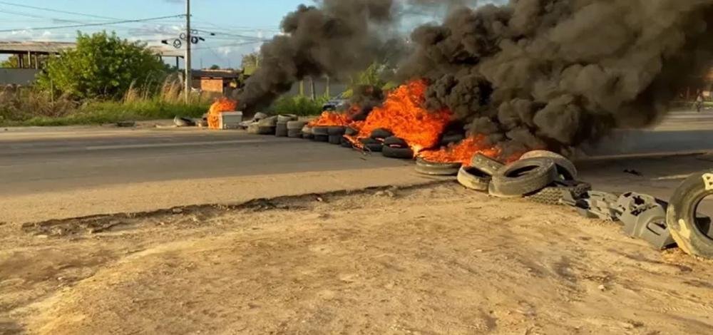 Moradores fazem protesto por recuperação da BA-001, na Ilha de Itaparica