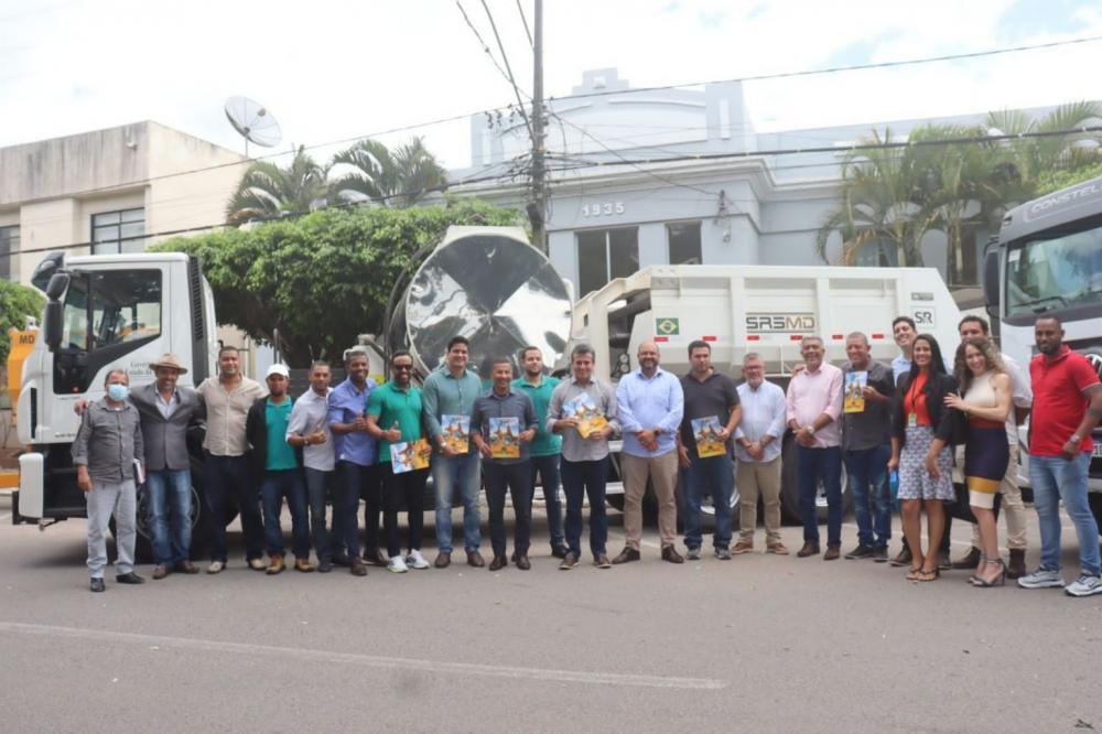 Prefeito Rogério participa de reunião para apresentar novo serviço de pavimentação