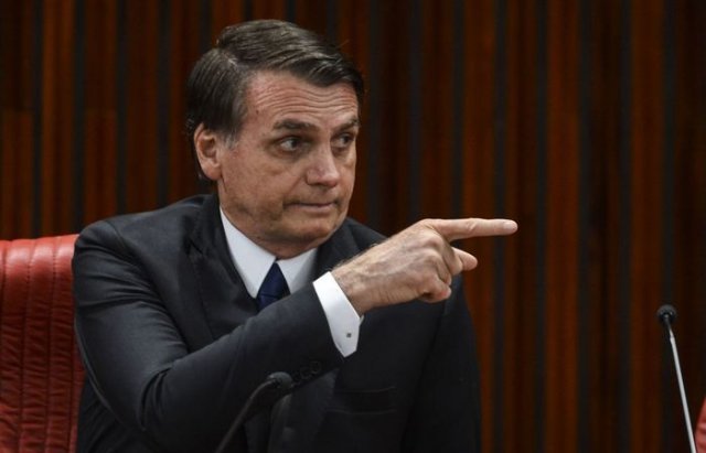 Bolsonaro diz que vai demitir presidente dos Correios