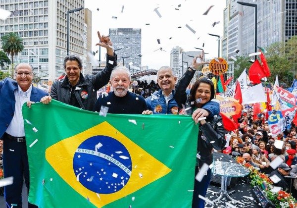 Lula quer ‘conversar em cada ponto de ônibus e porta de fábrica’