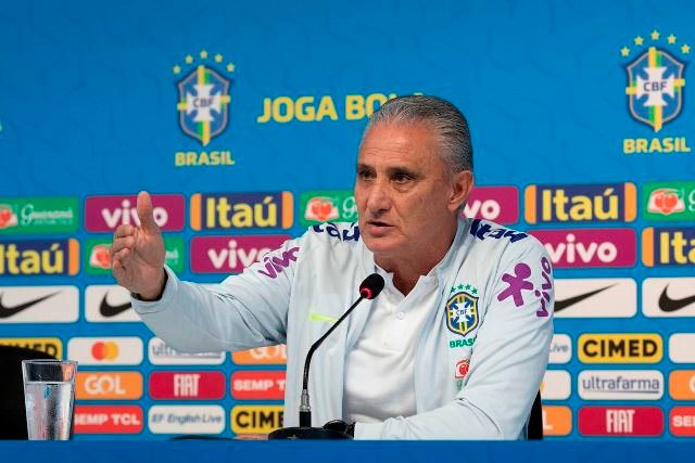 Tite reclama de erros de passe, mas diz que seleção está em evolução