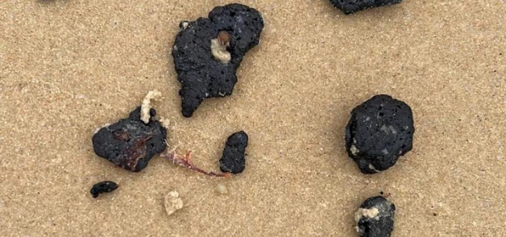 Manchas de óleo voltam a aparecer no litoral do sul baiano