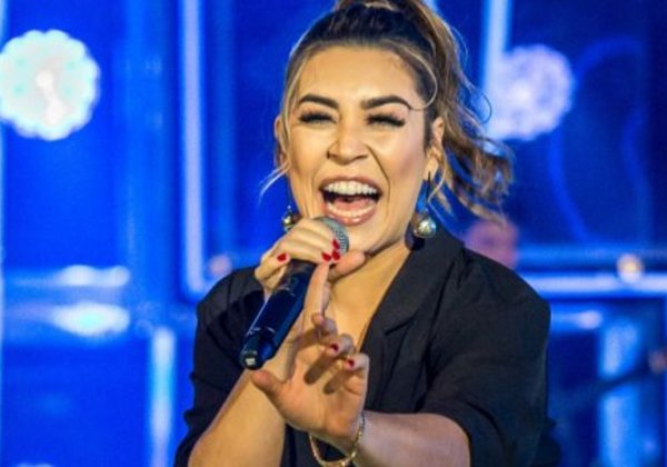 Naiara Azevedo revela que vendeu celular e pediu dinheiro emprestado para gravar DVD