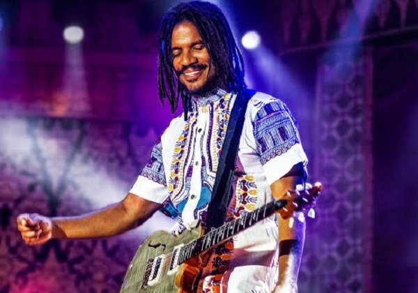 Vocalista do Natiruts fala sobre importância de feat com artistas de outros gêneros musicais