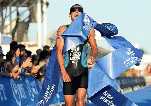 Atleta brasileiro, Manoel Messias conquista etapa de Valência da Copa do Mundo de Triatlo