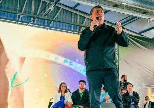 Bolsonaro a plateia de mulheres: ‘Lei Maria da Penha ou uma pistola?’