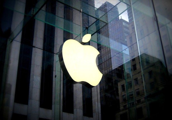 Governo proíbe Apple de vender iPhone 12 sem carregador
