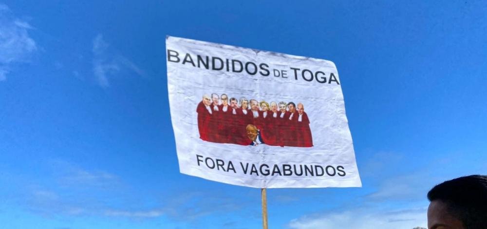 Manifestação pró-Bolsonaro em Salvador tem faixas contra STF e pedido por liberdade