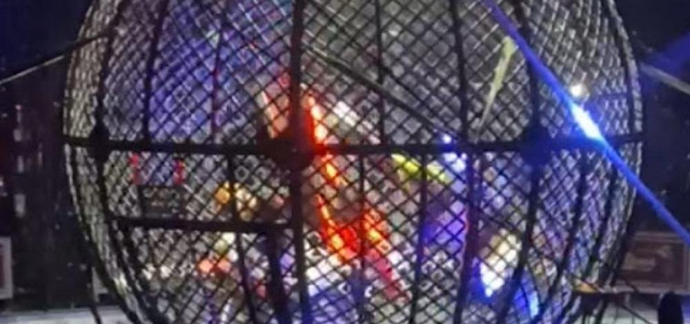 Motociclistas se chocam durante apresentação em 'globo da morte' de circo em Itabuna