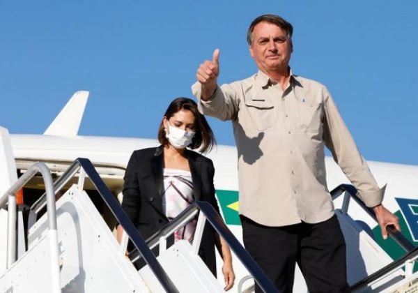FAB se recusa a revelar custo de voos de Bolsonaro durante campanha