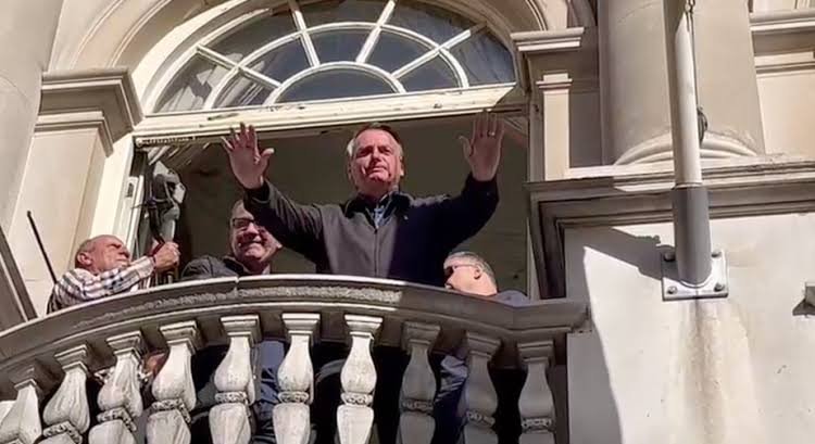 Bolsonaro chega a Londres para funeral da rainha e faz discurso de campanha