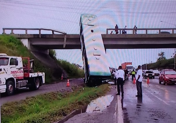 Duas pessoas ficam feridas após ônibus cair de viaduto na BR-234