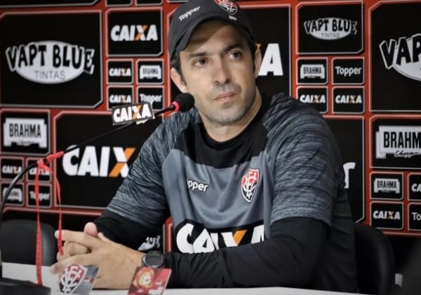 Técnico do Vitória comemora triunfo e faz alerta: ‘Ainda falta mais um degrau’