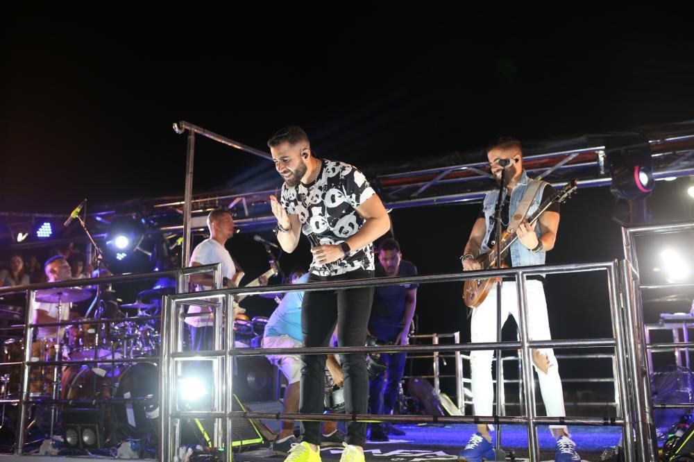 Rafa e Pipo arrastam folião pipoca 