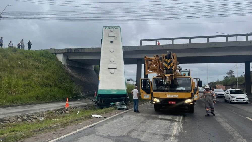 Viaduto da BR-324 passará por vistoria após ônibus despencar; motorista recebeu alta