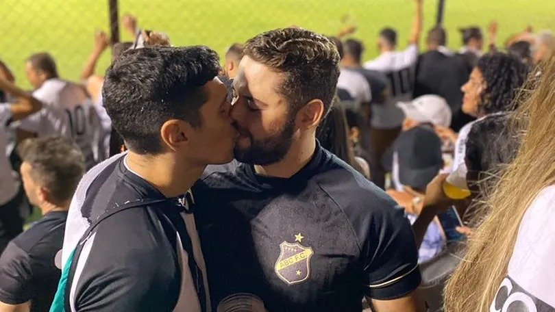 Beijo entre torcedores do ABC em jogo do acesso gera ataques homofóbicos na web