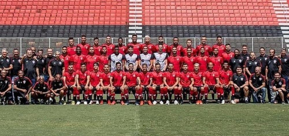 Para celebrar acesso á Série B, elenco do Vitória se reúne para foto oficial