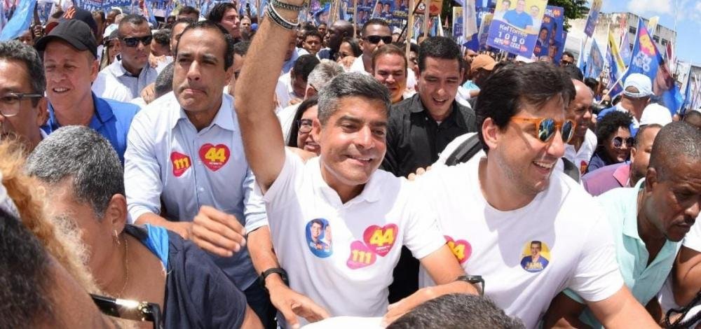 ACM Neto faz caminhada até a Igreja do Bonfim e se diz confiante na vitória