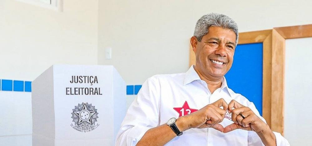 Candidato ao governo da Bahia, Jerônimo Rodrigues vota em Salvador