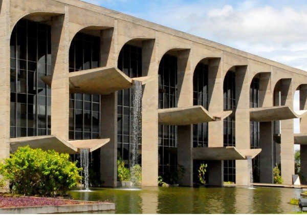 Nove armas foram apreendidas durante a votação segundo ministrério