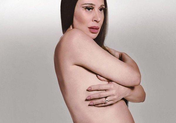 Grávida aos 55 anos, Claudia Raia exibe barrigão em ensaio fotográfico