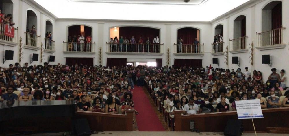 Estudantes da Ufba protestam contra bloqueio em universidades e instituições federais