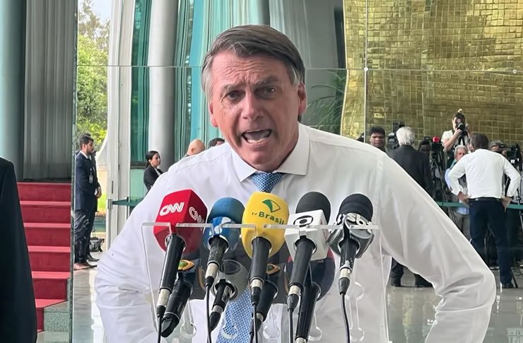 Em tom exaltado, Bolsonaro ataca Lula e Moraes e chama o ex-presidente de 'pinguço'