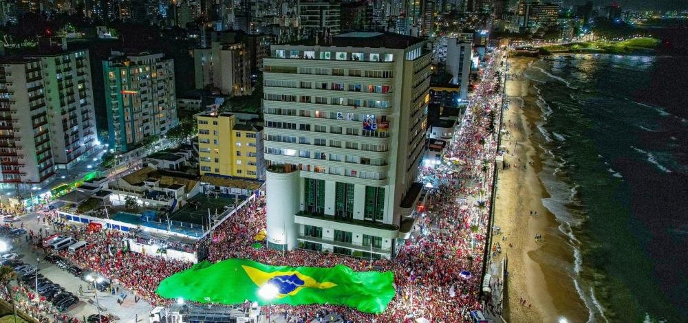 Lula reúne 100 mil em Salvador, diz PT; ex-presidente reforça apoio a Jerônimo e prega liberdade religiosa
