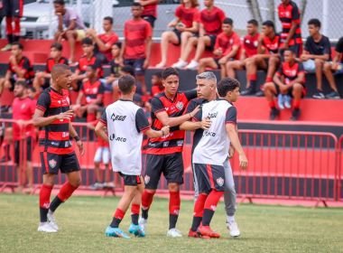 Vitória nega agressão e diz que diretor invadiu campo 'para conversar' com atleta do Bahia