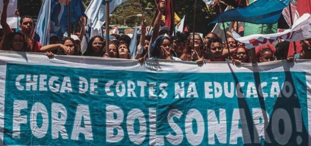 Estudantes da Ufba protestam em Salvador contra cortes na Educação