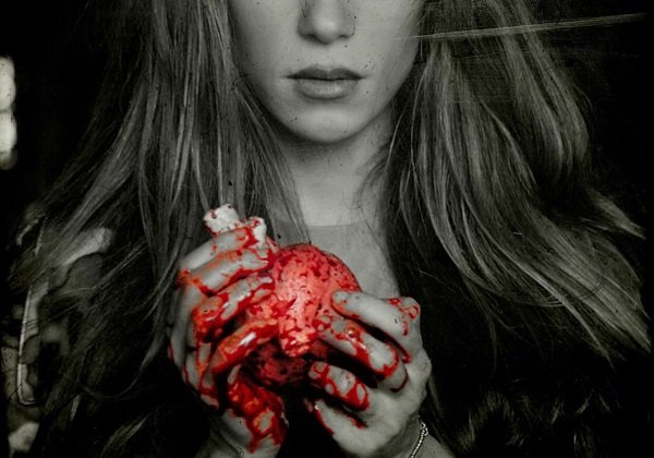 Shakira tem coração arrancado e pisoteado em primeiro clipe lançado após separação