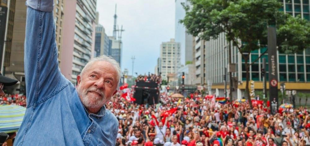 Luiz Inácio Lula da Silva é eleito presidente do Brasil