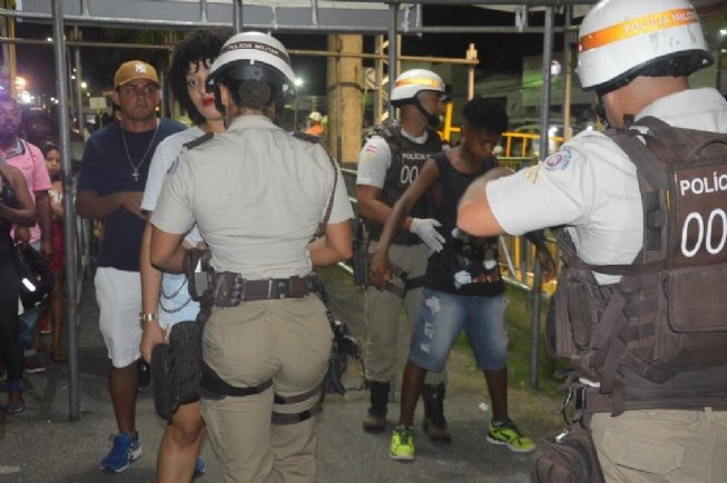 Folião elogia revistas feitas pela PM nas entradas do Circuito