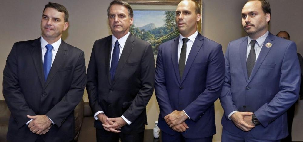 Após derrota, família Bolsonaro reduz mais de 90% posts nas redes sociais
