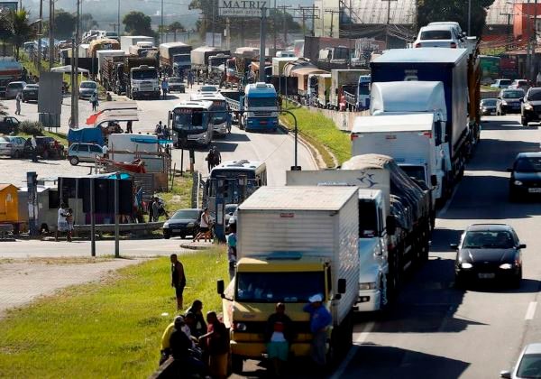 Moraes dá dois dias para polícias identificarem líderes de bloqueios ilegais de rodovias