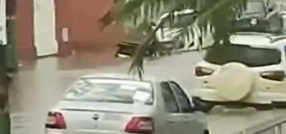 Ruas ficam alagadas após chuva intensa em cidade do interior da Bahia